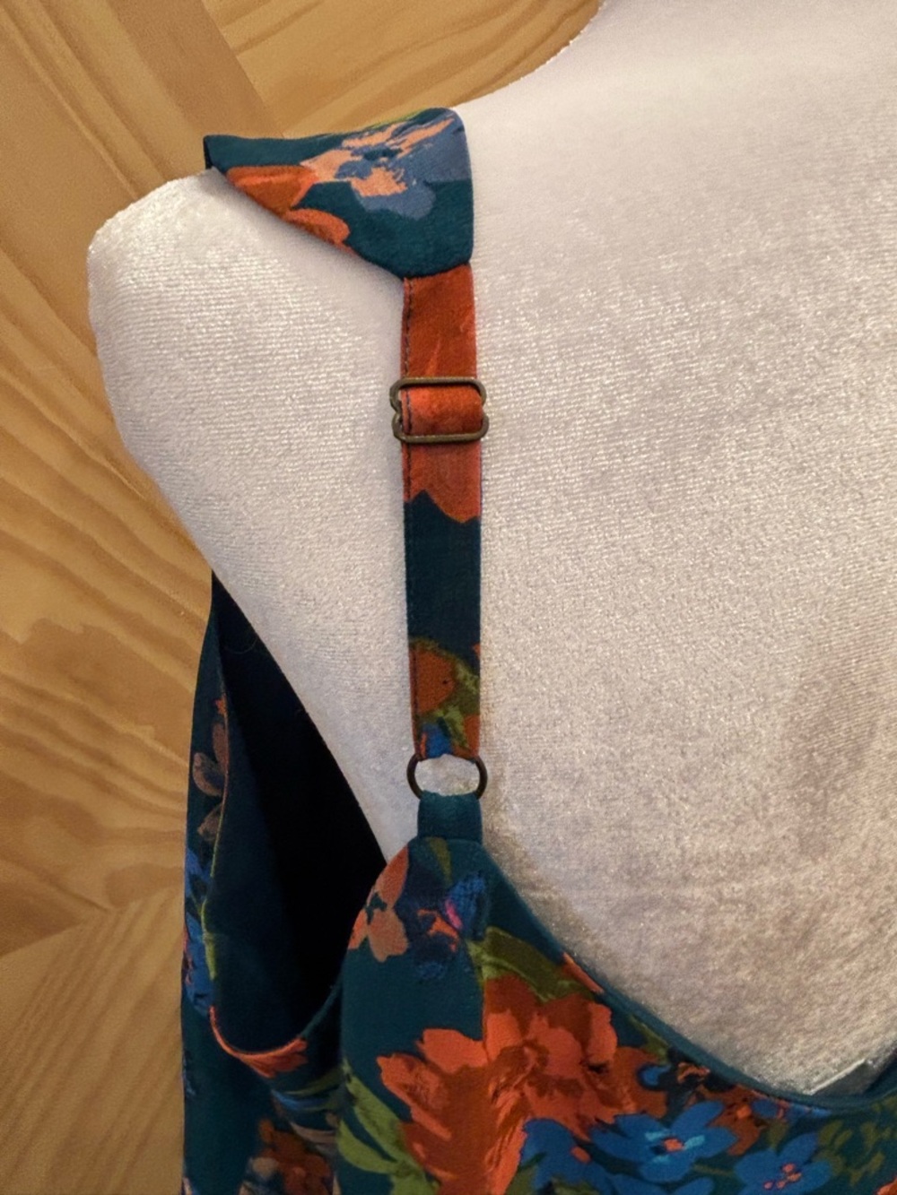 Cabi Sleeveless Teal Floral V-Neck Women’s Top adjustable straps - Picture 5 of 7